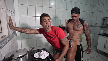 Macho Dotado XXL fudendo enteado afeminado de minha sainha e calcinha