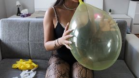 Stella gonfia al limite 10 grossi palloncini gialli pronti ad esplodere