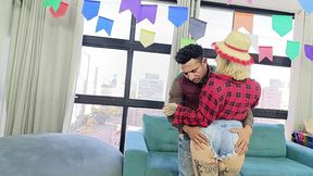 branquinha safada recebendo seu milhao na festa junina