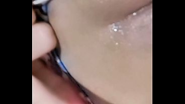 Latina se toca sus grandes tetas y se masturba