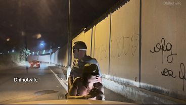 Dhihotwife com o corno e o amigo pau grande e grosso na rua.