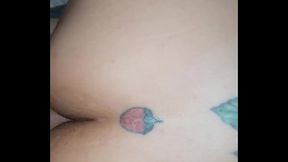 Comi a tatuada sem camisinha e guardei o leite para depois