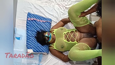 Pretinha safada dando o cu guloso