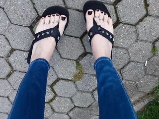 I love showing off my hawt feet in public