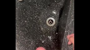 Novinho branquinho jogando leite pra fora com muito tesao