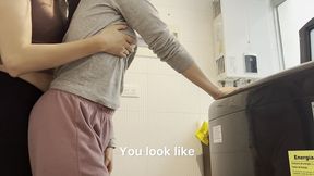 me encanta oler las bragas de mi madrastra mientras ella esta en casa