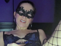 Amateur brunette double toying on webcam