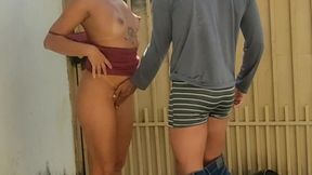 olha o gas!!! filmei escondido, dei gostoso pro vendedor de gas, gozou na minha boca e foi embora.