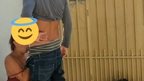 olha o gas!!! filmei escondido, dei gostoso pro vendedor de gas, gozou na minha boca e foi embora.