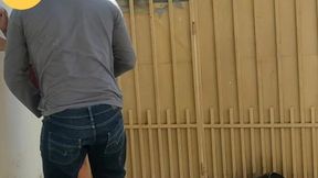olha o gas!!! filmei escondido, dei gostoso pro vendedor de gas, gozou na minha boca e foi embora.