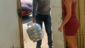 olha o gas!!! filmei escondido, dei gostoso pro vendedor de gas, gozou na minha boca e foi embora.