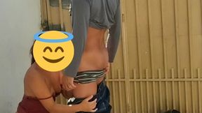 olha o gas!!! filmei escondido, dei gostoso pro vendedor de gas, gozou na minha boca e foi embora.