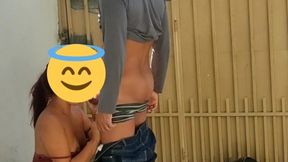 olha o gas!!! filmei escondido, dei gostoso pro vendedor de gas, gozou na minha boca e foi embora.