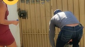 olha o gas!!! filmei escondido, dei gostoso pro vendedor de gas, gozou na minha boca e foi embora.