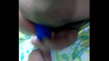 Metiendome mi dildo azul 2