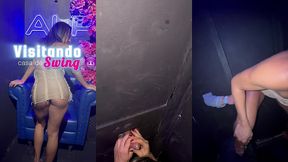 casa de swing: dei no glory hole, e na hora do apagao fizeram ate fila de comedores. foram varias gozadas na boquinha e ainda fuderam meu cuzinho. um banho de leite!