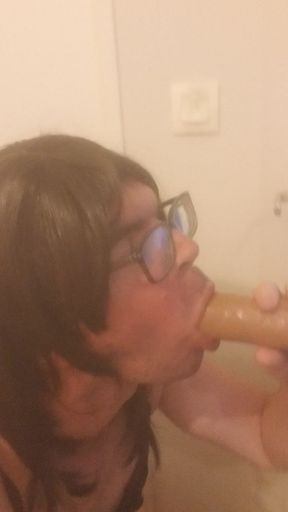 Yona trav french delicately sucks a good dildo