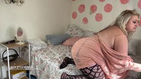 Huge Boobs Babe with Areolas as Big as Saucers