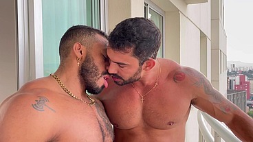 PUTARIA COM DOIS PARRUDOS