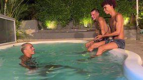 tres amigos fazem broderagem sem camisinha quando a mae sai de casa