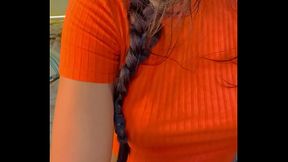 O enteado n&atilde_o consegue descansar no sof&aacute_, ent&atilde_o assista a madrasta se masturbando e transe com ela mais tarde na cama compartilhada Roseredvip