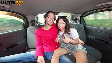 Follandome a una chica pequeña y sexy en un carro en movimiento