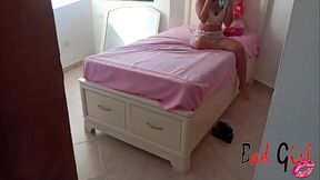 la hijastra esta sola en su habitacion y el pervertido padrastro la convense y se la folla