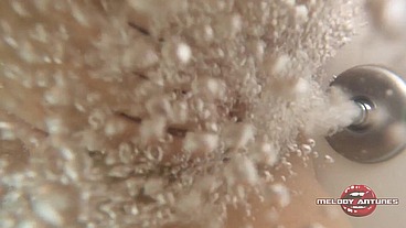 Waking up in the motel very horny in the whirlpool, the nymph Melody Antunes caresses herself in the bathtub, receives an oral, yummy sucks and the naughty enjoys her big pink pussy under water