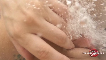 Waking up in the motel very horny in the whirlpool, the nymph Melody Antunes caresses herself in the bathtub, receives an oral, yummy sucks and the naughty enjoys her big pink pussy under water