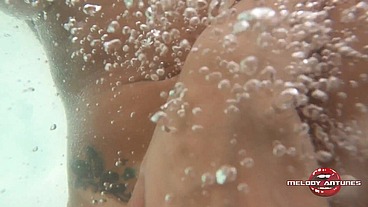 Waking up in the motel very horny in the whirlpool, the nymph Melody Antunes caresses herself in the bathtub, receives an oral, yummy sucks and the naughty enjoys her big pink pussy under water