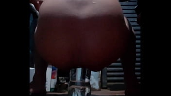 Gay sentando na garrafa grossa