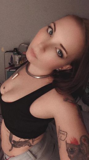 Amateur onlyfan shows off her ass in a private video\n