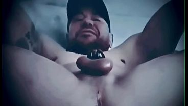Hombre heterosexual decide prostituirse para p&uacute_blico gay que gusta ver sumisos en castidad a cambio de gratificaciones