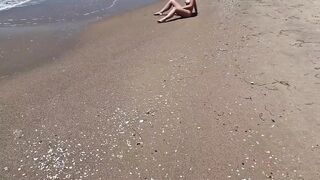 Dickflash on a public beach, a strange woman masturbates on the sand