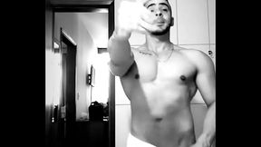 Alex Stella dan&ccedil_ando de toalha