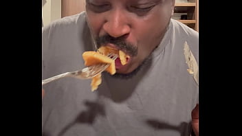 Eat with me (McDonald&rsquo_s breakfast food review)