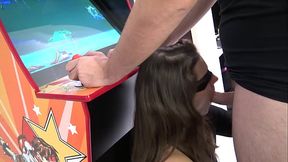 Au son des boutons et du Joystick, cette belle coquine suce sans retenu un ...
