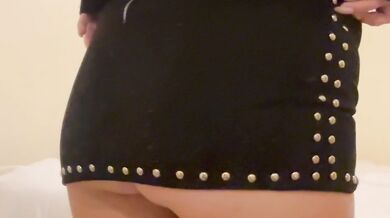 Anal Gushing Culona en Tanga Masturbating in Tight Skirt Thrashing