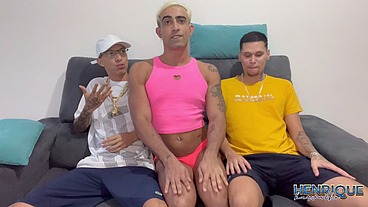 EU E O MEU PARCEIRO COMEMOS O VIADO QUE USA CALCINHA E AINDA SAIO COM LEITE NA CARA
