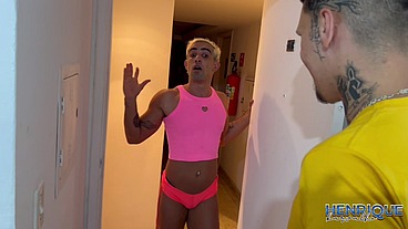 EU E O MEU PARCEIRO COMEMOS O VIADO QUE USA CALCINHA E AINDA SAIO COM LEITE NA CARA