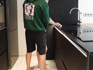 I discover my stepsister in the kitchen and serve her my wang