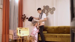 Dude puts his cock in a mature European pussy for fun