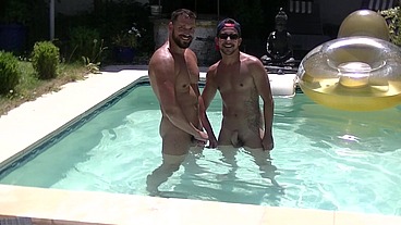 2271 fucking bareback he sexy Enzo RIMENEZ in the swimming pool