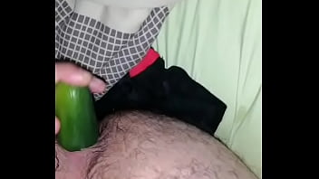 Rico pepino por el culo