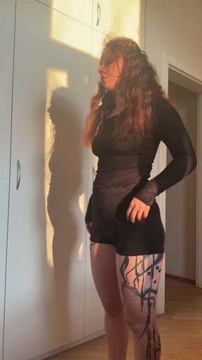 Slim amateur stripper takes it off in a sul