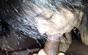Tia brasileira amadora da blowjob num pau pequeno