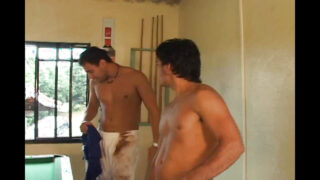 Pasangan amatir yang mesum: pria berpenis besar pantatnya ditusuk dan dikremasi.