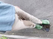 歩きながら大量におしっこお漏らししちゃいました