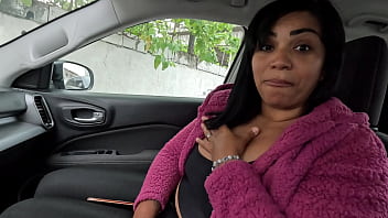 Exibi minha buceta no estacionamento do predio e o porteiro ficou doidinho pra me fuder