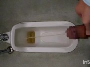 我慢できず仕事を抜け出して大量おしっこ